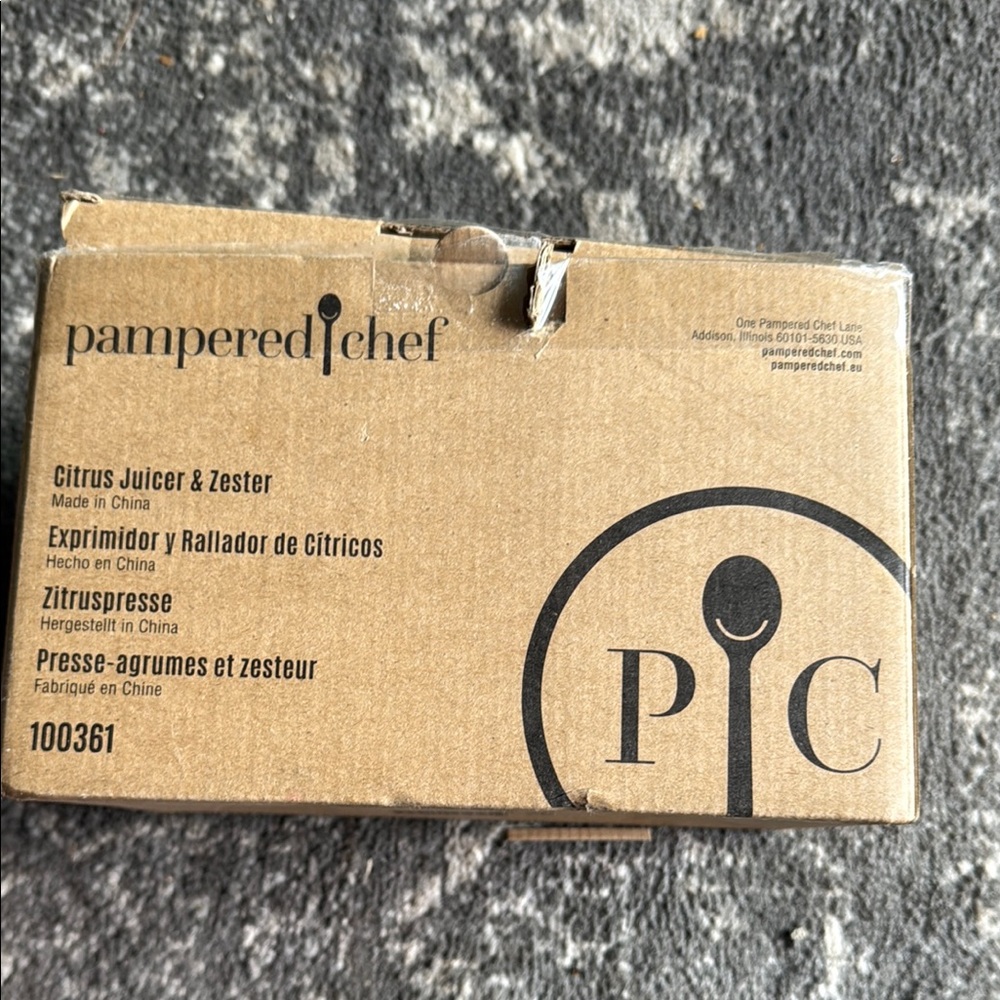 Pampered Chef Citrus Tool Set in Brown Box. Manual Juicer and zester. Never used